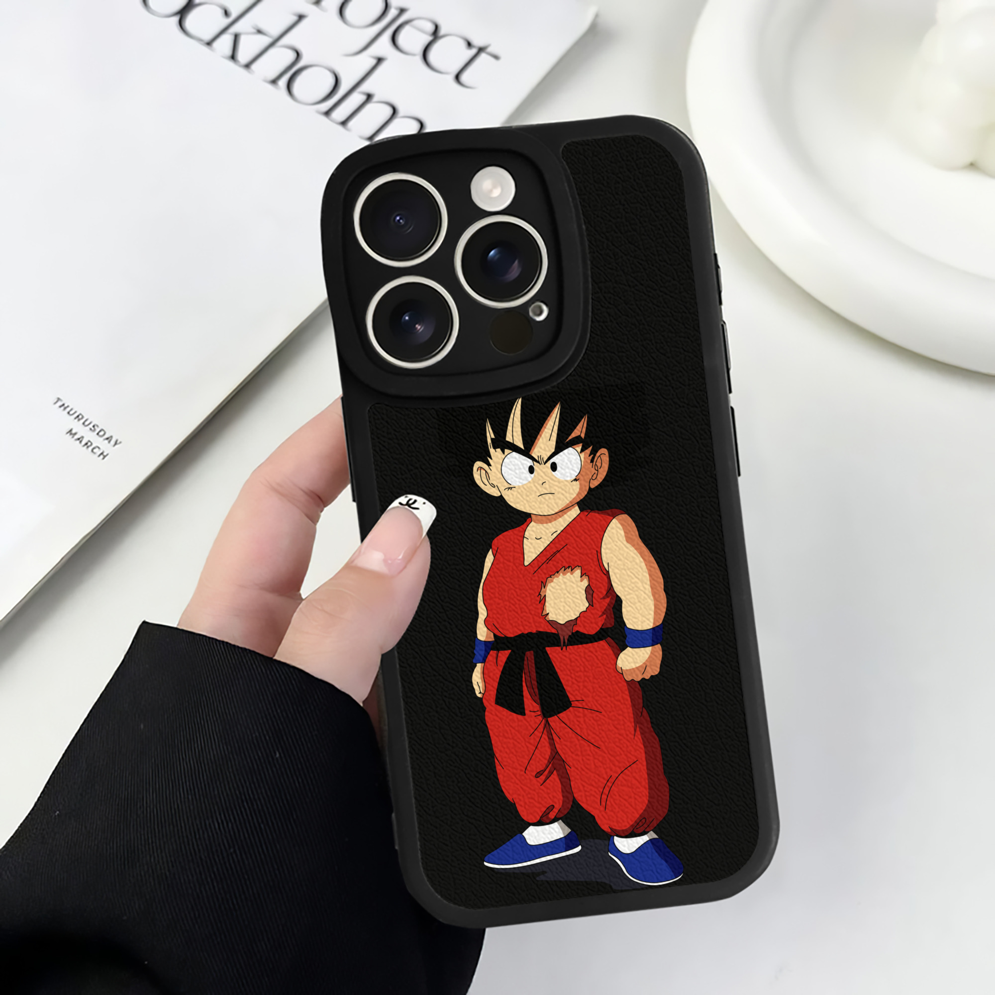 （画像用） ドラゴンボール 孫悟空（そん ごくう）Son Goku カカロット DRAGON BALL Kakarotto 【iPhone 16シリーズ対応】シリコンスマホケース（レザー調） 材質：シリコン